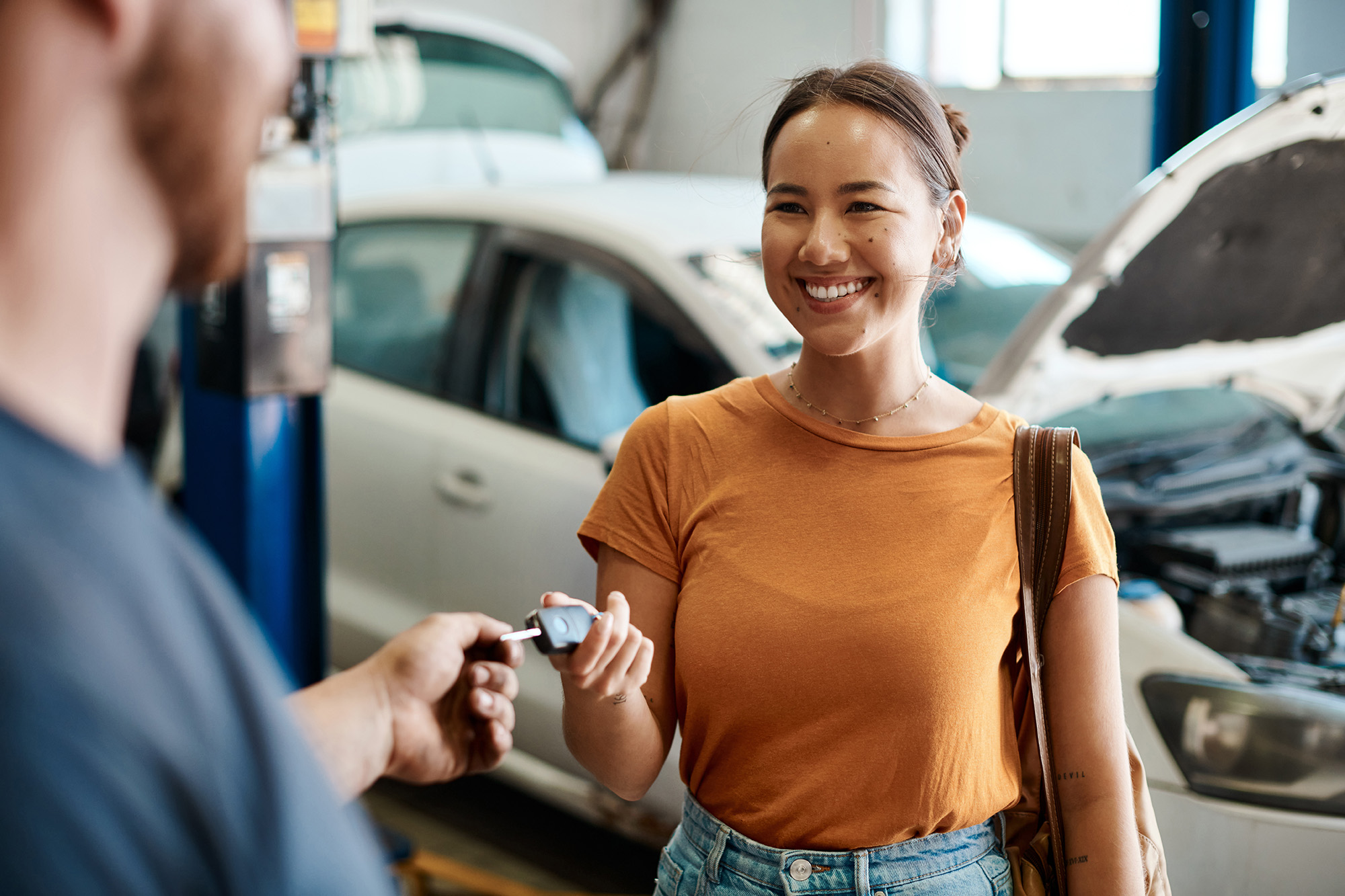 A Kansas City driver handing her keys to the team at Kevin's KC Brake & Auto